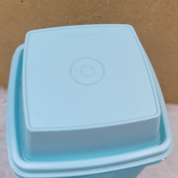 Tupperware Turquoise Pick-A-Deli Container - Picture 4 of 5